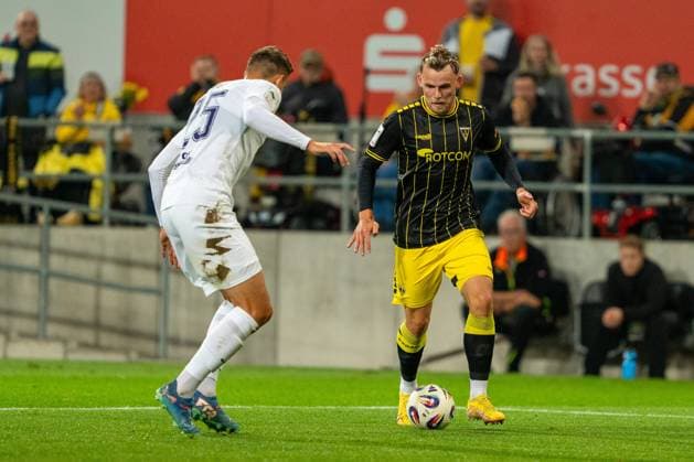 Mika Schroers Alemannia Aachen, 30 on the ball, before Tristan Zobel Erzgebirge Aue, 25 Alemannia Aachen vs Erzgebirge Aue, Football, 3 Liga, Matchday 9, Season 2025 2026, 30 09 2025 DFB REGULATIONS PROHIBIT ANY USE OF PHOTOGRAPHS AS IMAGE SEQUENCES AND OR QUASI VIDEO Alemannia Aachen vs Erzgebirge Aue, Football, 3 Liga, Matchday 9, Season 2025 2026, 30 09 2025 Aachen Copyright: xEibner-Pressefoto J.xDerondeaux EP_JDU