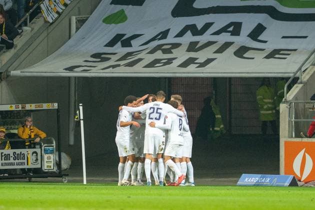 Cheers after the 0 1 for Aue by Pascal Fallmann Erzgebirge Aue, 17 Alemannia Aachen vs Erzgebirge Aue, Football, 3 Liga, Matchday 9, Season 2025 2026, 30 09 2025 DFB REGULATIONS PROHIBIT ANY USE OF PHOTOGRAPHS AS IMAGE SEQUENCES AND OR QUASI VIDEO Alemannia Aachen vs Erzgebirge Aue, Football, 3 Liga, Matchday 9, Season 2025 2026, 30 09 2025 Aachen Copyright: xEibner-Pressefoto J.xDerondeaux EP_JDU