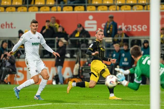 Martin Maennel Erzgebirge Aue, 01 holds a shot from Mika Schroers Alemannia Aachen, 30 Alemannia Aachen vs Erzgebirge Aue, Football, 3 Liga, Matchday 9, Season 2025 2026, 30 09 2025 DFB REGULATIONS PROHIBIT ANY USE OF PHOTOGRAPHS AS IMAGE SEQUENCES AND OR QUASI VIDEO Alemannia Aachen vs Erzgebirge Aue, Football, 3 Liga, Matchday 9, Season 2025 2026, 30 09 2025 Aachen Copyright: xEibner-Pressefoto J.xDerondeaux EP_JDU