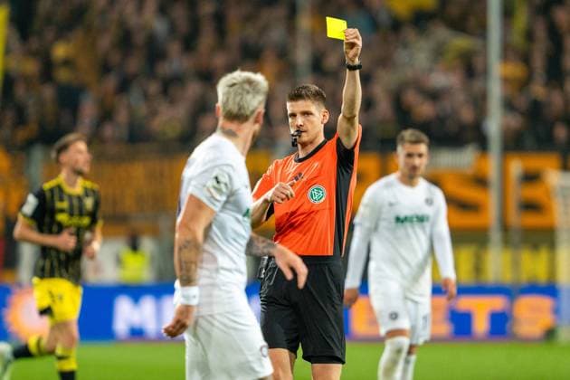 Referee Kevin Behrens shows Marvin Stefaniak Erzgebirge Aue, 34 the yellow card Alemannia Aachen vs Erzgebirge Aue, Football, 3 Liga, Matchday 9, Season 2025 2026, 30 09 2025 DFB REGULATIONS PROHIBIT ANY USE OF PHOTOGRAPHS AS IMAGE SEQUENCES AND OR QUASI VIDEO Alemannia Aachen vs Erzgebirge Aue, Football, 3 Liga, Matchday 9, Season 2025 2026, 30 09 2025 Aachen Copyright: xEibner-Pressefoto J.xDerondeaux EP_JDU