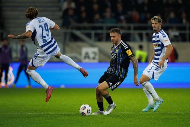 Patrick Schmidt 1 FC Saarbruecken in a duel with Joshua Bitter MSV Duisburg and Tobias Fleckstein MSV Duisburg 1 FC Saarbruecken vs MSV Duisburg Football, 3 Bundesliga, Matchday 9, Season 2025 2026, 30 09 2025 DFB regulations prohibit any use of photographs as image sequences and or quasi video 1 FC Saarbruecken vs MSV Duisburg Football, 3 Bundesliga, Matchday 9, Season 2025 2026, 30 09 2025 Copyright: xEibner-Pressefoto AlexanderxNeisx EP_ANS