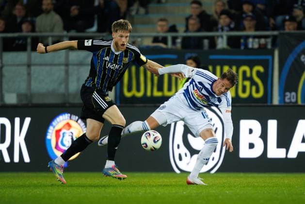 Joel Bichsel 1 FC Saarbruecken in duel with Christian Viet MSV Duisburg , 1 FC Saarbruecken vs MSV Duisburg Soccer, 3 Bundesliga, 9 Matchday, Season 2025 2026, 30 09 2025 DFB regulations prohibit any use of photographs as image sequences and or quasi video 1 FC Saarbruecken vs MSV Duisburg Soccer, 3 Bundesliga, 9 Matchday, Season 2025 2026, 30 09 2025 Copyright: xEibner-Pressefoto AlexanderxNeisx EP_ANS