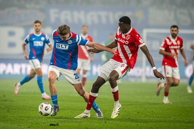 Rostock, Germany 30 September 2025 3 Liga 2025 2026 FC Hansa Rostock vs FC Energie Cottbus In the picture from left in a duel Ryan Naderi Hansa Rostock and King Manu Energie Cottbus DFB regulations prohibit any use of photographs as image sequences and or quasi video Copyright: xFotostandx xVoelkerx