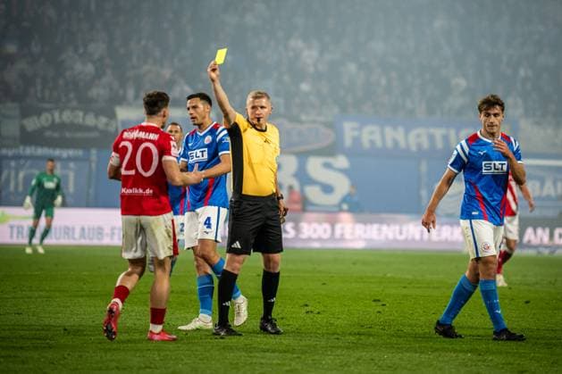Rostock, Germany 30 September 2025 3 Liga 2025 2026 FC Hansa Rostock vs FC Energie Cottbus In picture from left Axel Borgmann Energie Cottbus get yellow, yellow card, from left referee Timo Gansloweit Dortmund DFB regulations prohibit any use of photographs as image sequences and or quasi video Copyright: xFotostandx xVoelkerx