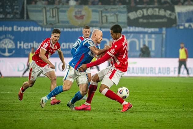 Rostock, Germany 30 September 2025 3 Liga 2025 2026 FC Hansa Rostock vs FC Energie Cottbus In the picture from left in a duel Maximilian Krauß Krauss Hansa Rostock and Nyamekye Awortwie Grant Energie Cottbus DFB regulations prohibit any use of photographs as image sequences and or quasi video Copyright: xFotostandx xVoelkerx