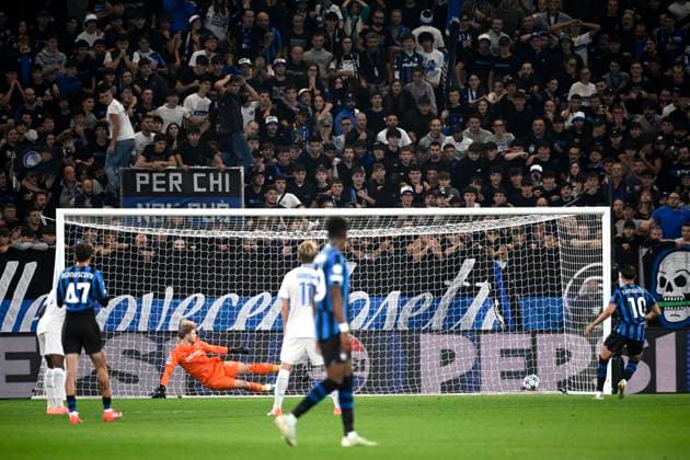 Atalanta v Club Brugge - UEFA Champions League BERGAMO, ITALY - SEPTEMBER 30 : Samardzic Lazar midfielder of Atalanta scores a penalty during the UEFA Champions League 2025 26 League Phase MD2 match between Atalanta and Club Brugge on September 30, 2025 in Bergamo, Italy, 30 09 2025 Bergamo Italy  Copyright: xPeterxDexVoechtx