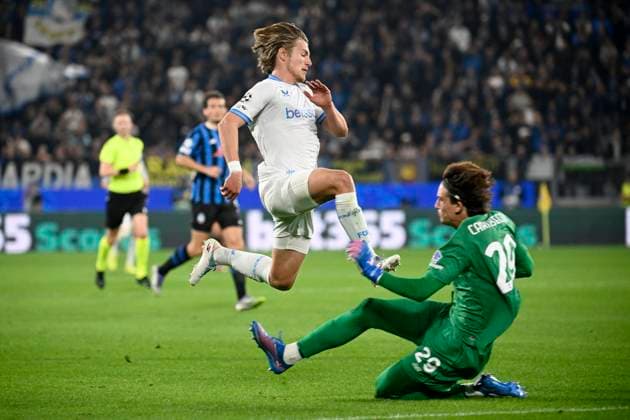 Atalanta v Club Brugge - UEFA Champions League BERGAMO, ITALY - SEPTEMBER 30 : Vermant Romeo forward of Club Brugge and Carnesecchi Marco goalkeeper of Atalanta during the UEFA Champions League 2025 26 League Phase MD2 match between Atalanta and Club Brugge on September 30, 2025 in Bergamo, Italy, 30 09 2025 Bergamo Italy  Copyright: xPeterxDexVoechtx