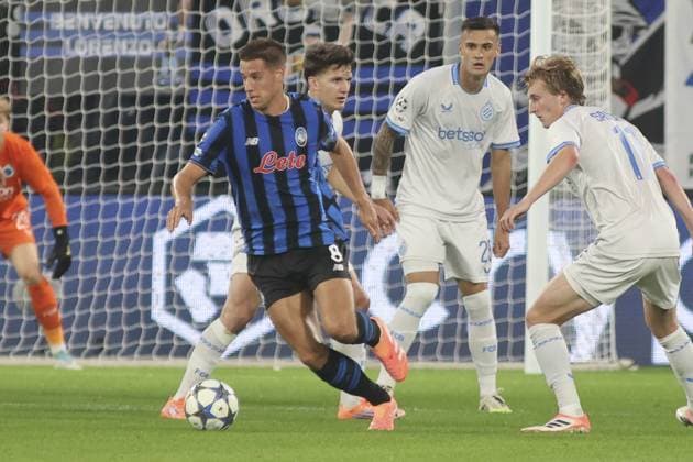 Mario Pasalic of Atalanta BC competes for the ball with Christos Tzolis of Club Brugge during Atalanta BC vs Club Brugge, Chanpions League 2025-26 League phase, Matchday 2Â°, game at New Balance Arena in Bergamo (BG), Italy, on September 30, 2025.  Copyright: xDavidexCasentini IPAxSportx xipa-agency.netx xx IPA_65970144 IPA_Agency_IPA65970144