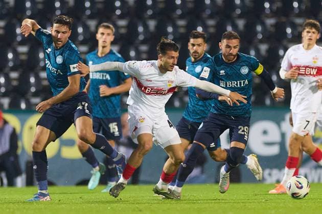 Battle for the ball David Suarez Cardenes SV Wehen Wiesbaden, 47 , Maximilian Herwerth VfB Stuttgart II, 04 , Fatih Kaya SV Wehen Wiesbaden, 29 GER, VfB Stuttgart II vs SV Wehen Wiesbaden, Football, Men, 3 League, Matchday 9, Season 2025 2026, 30 09 2025 GER, VfB Stuttgart II vs SV Wehen Wiesbaden, Football, Men, 3 League, Matchday 9, Season 2025 2026, 30 09 2025 Aspach Copyright: xEibner-Pressefoto GeraldxOelze-dx EP_ODS