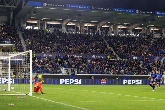 Atalanta v Club Brugge - UEFA Champions League BERGAMO, ITALY, SEPTEMBER 30: Lazar Samardzic (R), of Atalanta, scores on a penalty kick during the League phase UEFA Champions League football match between Atalanta and Club Brugge at the Stadio di Bergamo, Italy, on September 30, 2025. Riccardo De Luca Anadolu Bergamo Italy. Editorial use only. Please get in touch for any other usage.  Copyright: x2025xAnadoluxRiccardoxDexLucax