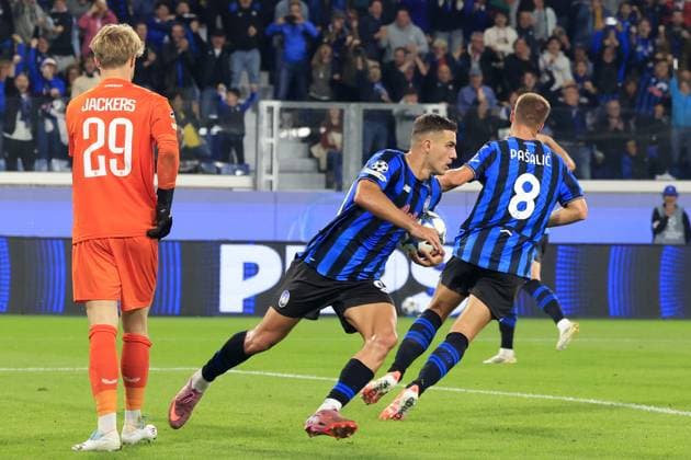 Atalanta v Club Brugge - UEFA Champions League BERGAMO, ITALY, SEPTEMBER 30: Nikola Krstovic (C), of Atalanta, grabs the ball after his teammate Lazar Samardzic (not seen) scored open a penalty kick during the League phase UEFA Champions League football match between Atalanta and Club Brugge at the Stadio di Bergamo, Italy, on September 30, 2025. Riccardo De Luca Anadolu Bergamo Italy. Editorial use only. Please get in touch for any other usage.  Copyright: x2025xAnadoluxRiccardoxDexLucax