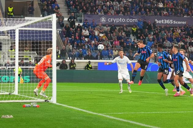 Atalanta s Mario Pasalic scores goal 2-1 during the Uefa Champions League soccer match between Atalanta and Club Brugge at the New Balance Stadium in Bergamo , north Italy - Tuesday, September 30 , 2025. - Soccer .  Copyright: xSpada LaPressex