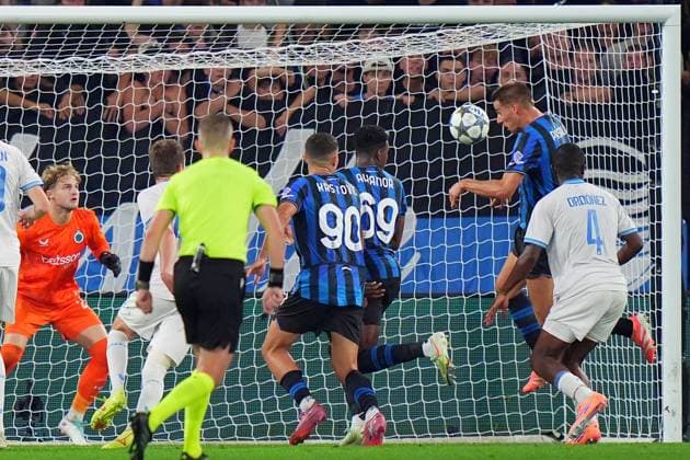 Atalanta s Mario Pasalic scores 2-1 during the Uefa Champions League soccer match between Atalanta and Club Brugge at the New Balance Stadium in Bergamo , north Italy - Tuesday, September 30 , 2025. - Soccer .  Copyright: xSpada LaPressex