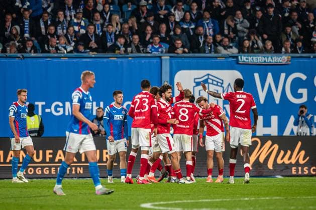 Rostock, Germany 30 September 2025 3 Liga 2025 2026 FC Hansa Rostock vs FC Energie Cottbus In the picture center obscured Erik Engelhardt Energie Cottbus cheers with his teammates after his goal to 1 2, DFB regulations prohibit any use of photographs as image sequences and or quasi video Copyright: xFotostandx xVoelkerx