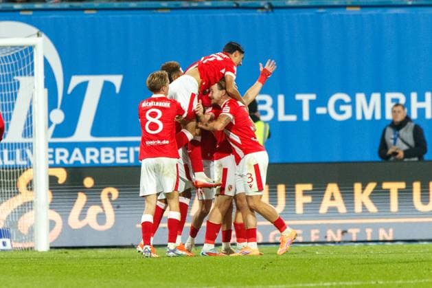 In the middle No. 18 Erik Engelhardt FCE cheers and celebrates and scores against goalkeeper Benjamin Uphoff Rostock to 1 2 GER, FC Hansa Rostock vs FC Energie Cottbus, Football, Men, 3 Liga, 09 Matchday, Match time 2025 2026, 30 09 2025 Rostock Ostseestadion Mecklenburg Vorpommern Germany