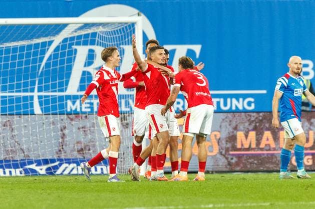 In the middle No. 18 Erik Engelhardt FCE cheers and celebrates and scores against goalkeeper Benjamin Uphoff Rostock to 1 2 GER, FC Hansa Rostock vs FC Energie Cottbus, Football, Men, 3 Liga, 09 Matchday, Match time 2025 2026, 30 09 2025 Rostock Ostseestadion Mecklenburg Vorpommern Germany