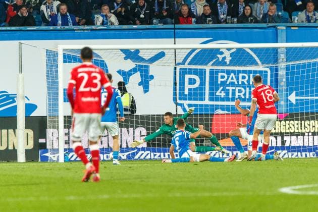 No 18 Erik Engelhardt FCE scores against goalkeeper Benjamin Uphoff Rostock for 1 2 GER, FC Hansa Rostock vs FC Energie Cottbus, Football, Men, 3 Liga, Matchday 09, Season 2025 2026, 30 09 2025 Rostock Ostseestadion Mecklenburg Vorpommern Germany