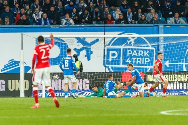 No 18 Erik Engelhardt FCE scores against goalkeeper Benjamin Uphoff Rostock for 1 2 GER, FC Hansa Rostock vs FC Energie Cottbus, Football, Men, 3 Liga, Matchday 09, Season 2025 2026, 30 09 2025 Rostock Ostseestadion Mecklenburg Vorpommern Germany