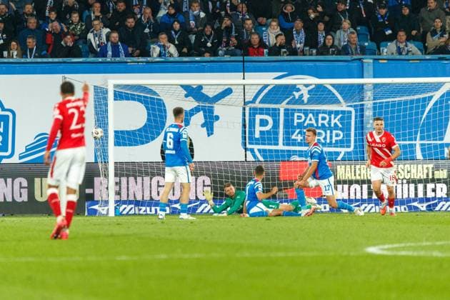 No 18 Erik Engelhardt FCE scores against goalkeeper Benjamin Uphoff Rostock for 1 2 GER, FC Hansa Rostock vs FC Energie Cottbus, Football, Men, 3 Liga, Matchday 09, Season 2025 2026, 30 09 2025 Rostock Ostseestadion Mecklenburg Vorpommern Germany