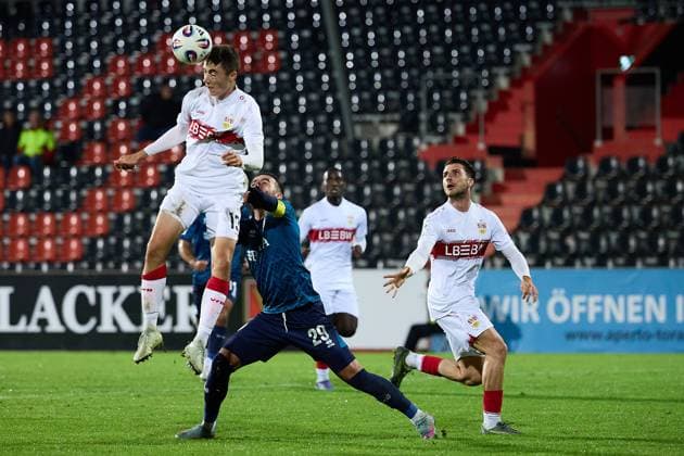 Header defense by Tim Koehler VfB Stuttgart II, 13 in front of Fatih Kaya SV Wehen Wiesbaden, 29 , right Leonidas Stergiou VfB Stuttgart II, 42 GER, VfB Stuttgart II vs SV Wehen Wiesbaden, Football, Men, 3 Liga, Matchday 9, Season 2025 2026, 30 09 2025 GER, VfB Stuttgart II vs SV Wehen Wiesbaden, Football, Men, 3 Liga, Matchday 9, Season 2025 2026, 30 09 2025 Aspach Copyright: xEibner-Pressefoto GeraldxOelze-dx EP_ODS