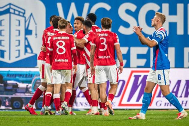 Rostock, Germany 30 September 2025 3 Liga 2025 2026 FC Hansa Rostock vs FC Energie Cottbus In picture 4 from left Erik Engelhardt Energie Cottbus cheers with his teammates after his goal to 1 2, DFB regulations prohibit any use of photographs as image sequences and or quasi video Copyright: xFotostandx xVoelkerx