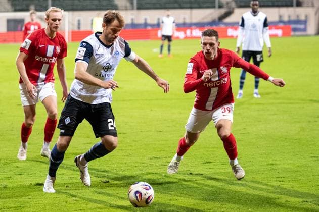 Germany Soccer 3 Liga, Matchday 9 2025 2026, TSV Havelse Waldhof Mannheim on 30 09 in Hannover Eilenriede Stadion Lukas Klünter Waldhof Mannheim 24 duel with Florian Riedel TSV Havelse 39 Copyright: xSvenxHeidmannx