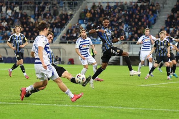 30 09 2025, xrekx, Fußball 3 Liga, 1 FC Saarbruecken MSV Duisburg v l Jan Simon Symalla MSV Duisburg Till Schumacher 1 FC Saarbruecken Rodney Elongo Yombo 1 FC Saarbruecken DFL DFB REGULATIONS PROHIBIT ANY USE OF PHOTOGRAPHS as IMAGE SEQUENCES and or QUASI VIDEO Saarbruecken