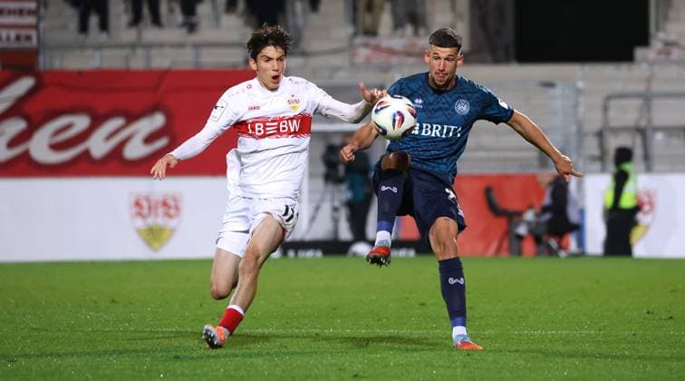 BAU 30 09 2025 Aspach Football VfB Stuttgart II vs SV Wehen Wiesbaden, f l Efe Korkut VfB II , Jordy Steven Gillekens Wiesbaden