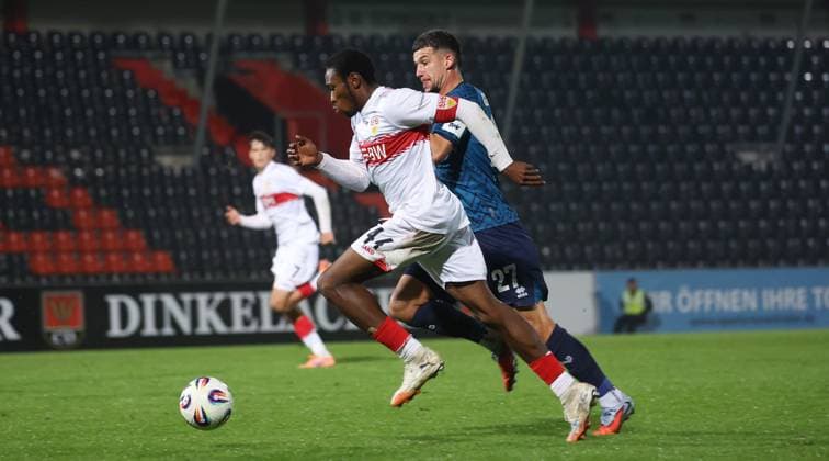 BAU 30 09 2025 Aspach Football VfB Stuttgart II vs SV Wehen Wiesbaden, f l Mohamed Sankoh VfB II , Jordy Steven Gillekens Wiesbaden