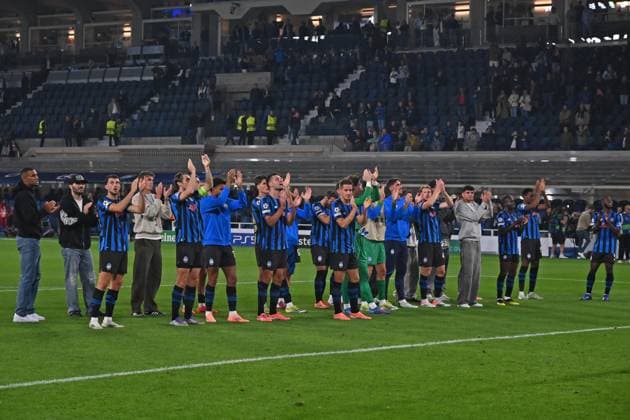 September 30, 2025, Bergamo, Lombardia: Atalanta™s players celebrate at the enf of the UEFA Champions League soccer match between Atalanta BC and Club Brugge at the Bergamo Stadium in Bergamo, Italy, 30 September 2025..ANSA MICHELE MARAVIGLIA. Soccer: Champions League; Atalanta-Club Brugge  - ZUMAa110 20250930_zaf_a110_062 Copyright: xMichelexMaravigliax