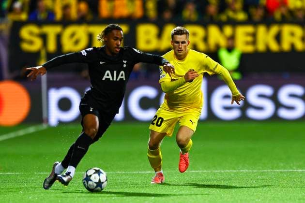 UEFA Champions League 2025 2026 Bodo Glimt Tottenham Bodo 20250930 Bodo Glimts Fredrik Sjovold in a duel with a Tottenham player during the Champions League match between Bodo Glimt and Tottenham at Aspmyra Stadium Photo Mats Torbergsen NTB Bodo Norway EDITORIAL USE ONLY RESTRICTED USE FOR BETTING COMPANIES  Copyright: xMatsxTorbergsenx xNTBx
