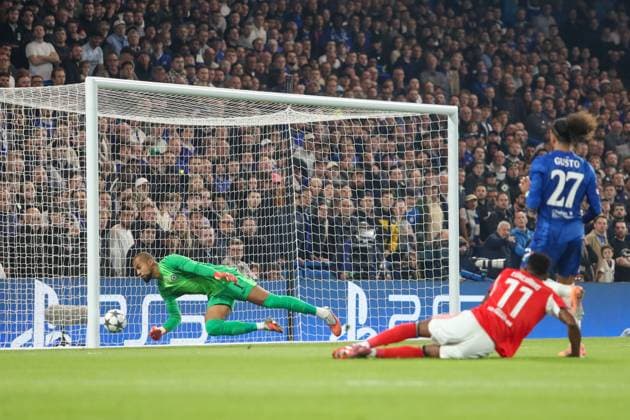 Robert Sanchez of Chelsea saves Dodi LukÃ bakio of Benfica shot on goal Chelsea FC v SL Benfica, Football, UEFA Champions League - League Stage, Stamford Bridge, London, UK, 30 09 25 Editorial use only  Copyright: xAnthonyxHanc Shutterstockx 15511739b