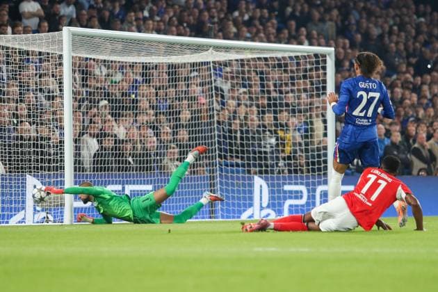 Robert Sanchez of Chelsea saves Dodi LukÃ bakio of Benfica shot on goal Chelsea FC v SL Benfica, Football, UEFA Champions League - League Stage, Stamford Bridge, London, UK, 30 09 25 Editorial use only  Copyright: xAnthonyxHanc Shutterstockx 15511739c