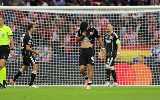 30 09 2025, Football UEFA Champions League, Atletico Madrid Eintracht Frankfurt, v l , Can Uzun Eintracht Frankfurt enttaeuscht, enttaeuscht schauend, dissapointed, traurig, frustiert, frust, gefrustet DFL DFB REGULATIONS PROHIBIT ANY USE OF PHOTOGRAPHS AS IMAGE SEQUENCES AND OR QUASI VIDEO xdcx Copyright: HMBxMedia Claus