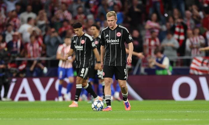 30 09 2025, Football UEFA Champions League, Atletico Madrid Eintracht Frankfurt, v l , Jonathan Burkardt Eintracht Frankfurt enttaeuscht, enttaeuscht schauend, dissapointed, traurig, frustiert, frust, gefrustet DFL DFB REGULATIONS PROHIBIT ANY USE OF PHOTOGRAPHS AS IMAGE SEQUENCES AND OR QUASI VIDEO xdcx Copyright: HMBxMedia Claus