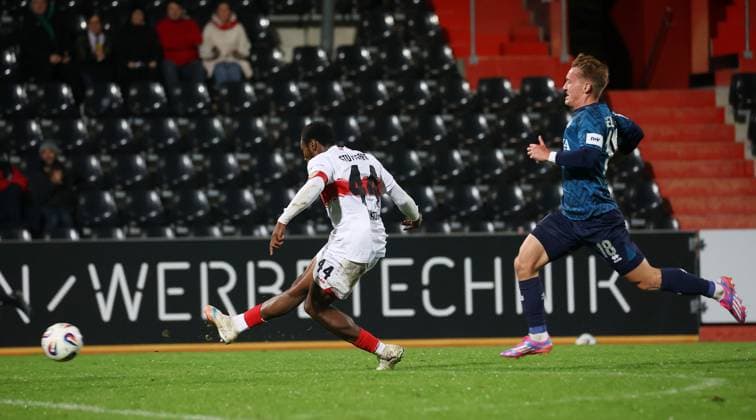 BAU 30 09 2025 Aspach Football VfB Stuttgart II vs SV Wehen Wiesbaden, f l Mohamed Sankoh VfB II misses a chance shortly before the end, Fabian Greilinger Wiesbaden