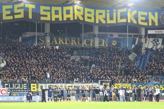 30 09 2025, xrekx, Fussball 3 Liga, 1 FC Saarbruecken MSV Duisburg v l Die Mannschaft bedankt bedanken sich bei den Fans, the player thanks the fans for their support Fans ,Stimmung, Schals, Trikot, Fahne, Banner, Ultras, Zuschauer, Besucher, Choreo, Choreografie, atmosphere, spectators, Visitors DFL DFB REGULATIONS PROHIBIT ANY USE OF PHOTOGRAPHS as IMAGE SEQUENCES and or QUASI VIDEO Saarbruecken