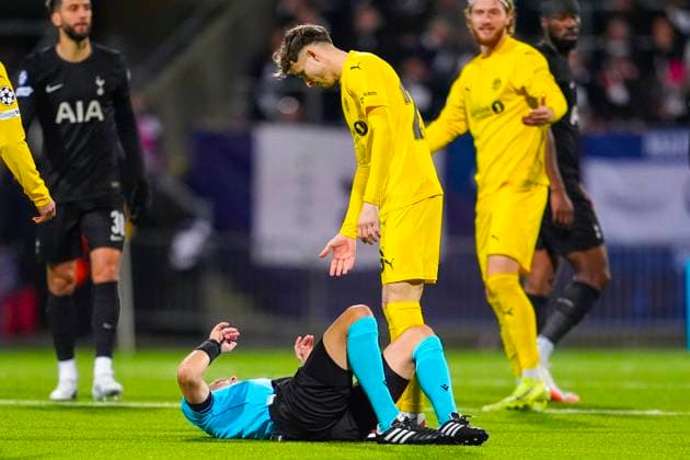 UEFA Champions League 2025 2026 Bodo Glimt Tottenham Bodo 20250930 Referee Ivan Kruzliak falls during the Champions League match between Bodo Glimt and Tottenham at Aspmyra Stadium Photo Lise Aserud NTB Bodo Norway EDITORIAL USE ONLY RESTRICTED USE FOR BETTING COMPANIES  Copyright: xLisexAserudx xNTBx