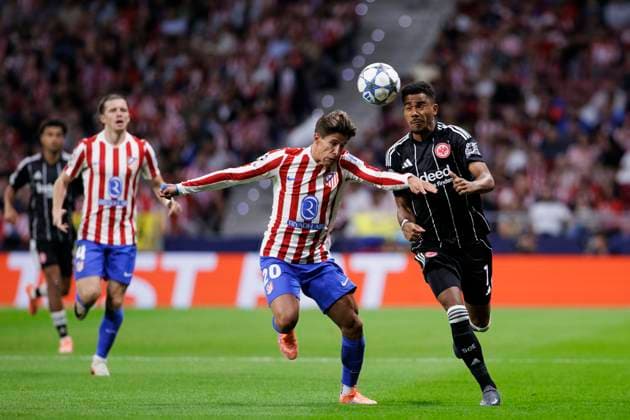 UEFA champions league - Atletico de Madrid vs Eintracht MADRID,SPAIN - 30 September: Ansgar Knauff Eintracht Frankfurt and Giuliano Simeone of Atletico de Madrid fight for the ball during UEFA champions league 2025 26 match between Atletico de Madrid and Eintracht at Riyadh Air Metropolitano Stadium. (Photo by Guillermo Martinez) Madrid Riyadh Air Metropolitano Stadium Spain Copyright: xGuillermoxMartinezx