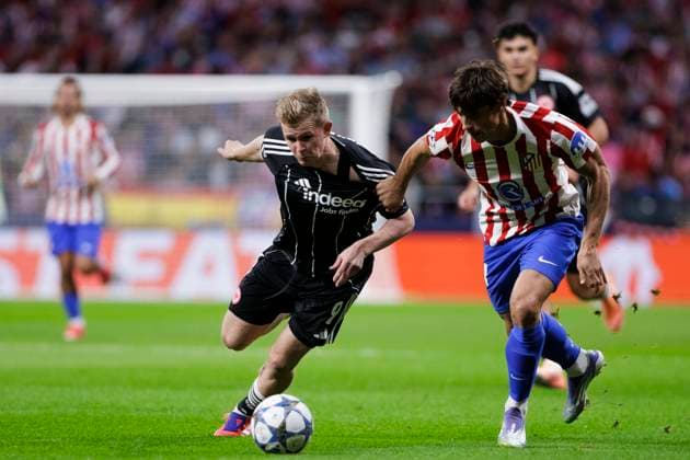 UEFA champions league - Atletico de Madrid vs Eintracht MADRID,SPAIN - 30 September: Jonathan Burkardt Eintracht Frankfurt and Robin Le Normand of Atletico de Madrid fight for the ball during UEFA champions league 2025 26 match between Atletico de Madrid and Eintracht at Riyadh Air Metropolitano Stadium. (Photo by Guillermo Martinez) Madrid Riyadh Air Metropolitano Stadium Spain Copyright: xGuillermoxMartinezx