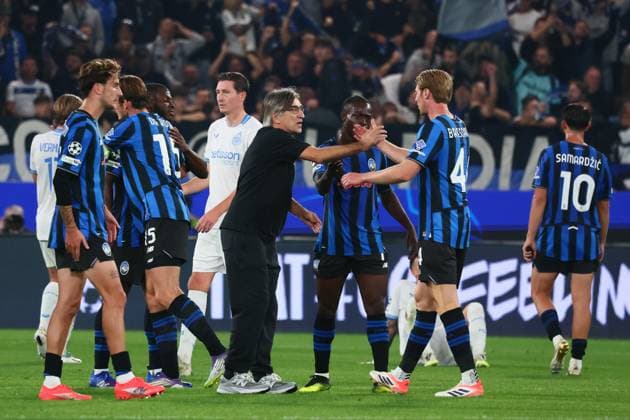 September 30, 2025, Bergamo, Lombardia: Atalanta™s players and Atalanta s coach Ivan Juric celebrate at the enf of the UEFA Champions League soccer match between Atalanta BC and Club Brugge at the Bergamo Stadium in Bergamo, Italy, 30 September 2025..ANSA MICHELE MARAVIGLIA. Soccer: Champions League; Atalanta-Club Brugge  - ZUMAa110 20250930_zaf_a110_067 Copyright: xMichelexMaravigliax