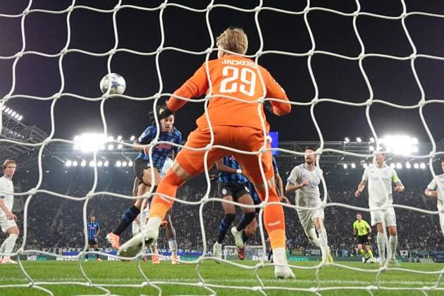 September 30, 2025, Bergamo, Lombardia: Atalanta s Mario Pasalic scores the goal 2-1 during the UEFA Champions League soccer match between Atalanta BC and Club Brugge at the Bergamo Stadium in Bergamo, Italy, 30 September 2025..ANSA MICHELE MARAVIGLIA. Soccer: Champions League; Atalanta-Club Brugge  - ZUMAa110 20250930_zaf_a110_068 Copyright: xMichelexMaravigliax