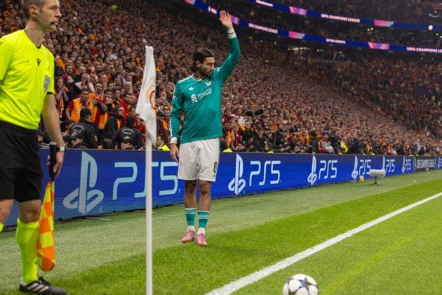 Football - UEFA Champions League - League Phase - Galatasaray A.Åž v Liverpool FC ISTANBUL, TURKEY - Tuesday, September 30, 2025: Liverpool s Dominik Szoboszlai waiting to corner kick during the UEFA Champions League match between Galatasaray A.Åž. and Liverpool FC at the Ali Sami Yen Stadium. (Photo by David Rawcliffe Propaganda) ISTANBUL Ali Sami Yen Stadium MARMARA TURKEY  Copyright: xDavidxRawcliffex P2025-09-30-Galatasaray_Liverpool-27
