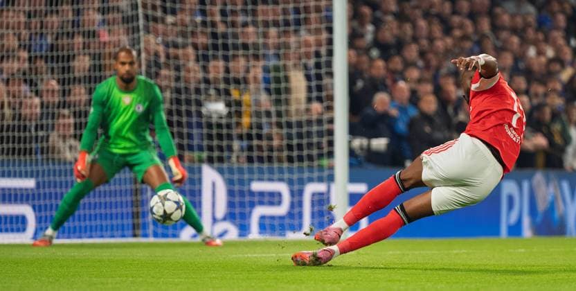 Chelsea v Benfica UEFA Champions League Dodi Lukebakio of Benfica shoots at goal during the UEFA Champions League match at Stamford Bridge, London UK Newspapers OUT Copyright: xGraemexWilcocksonx FIL-22298-0044