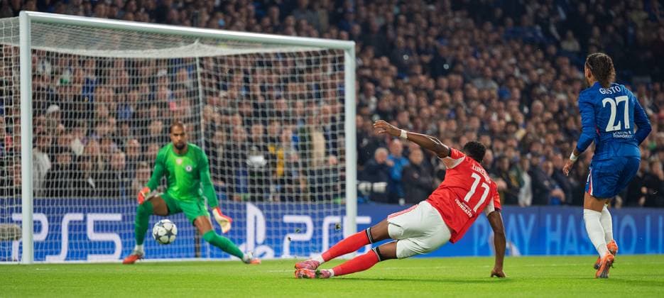 Chelsea v Benfica UEFA Champions League Dodi Lukebakio of Benfica shoots at goal during the UEFA Champions League match at Stamford Bridge, London UK Newspapers OUT Copyright: xGraemexWilcocksonx FIL-22298-0046