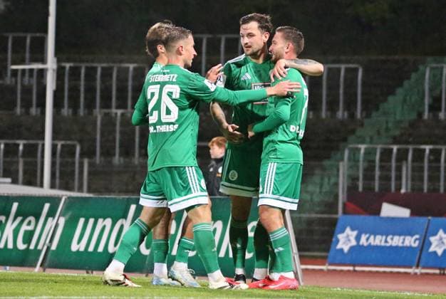 30 09 2025, xpfrx, Soccer Regionalliga Suedwest, FC Homburg TSV Schott Mainz v l Minos Gouras, Tim Steinmetz, Frederic Baum, Armend Qenaj Homburg celebrate the goal to 2 0 DFL DFB REGULATIONS PROHIBIT ANY USE OF PHOTOGRAPHS as IMAGE SEQUENCES and or QUASI VIDEO Homburg
