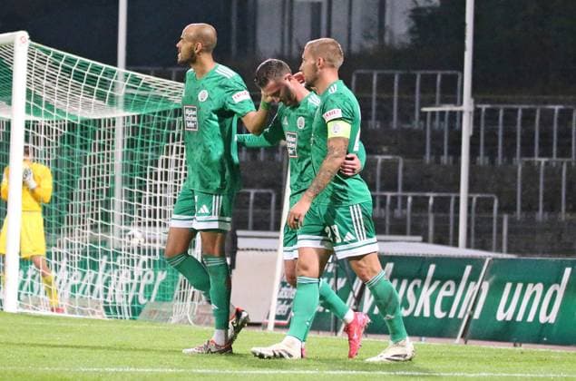 30 09 2025, xpfrx, Soccer Regionalliga Suedwest, FC Homburg TSV Schott Mainz v l Steffen Nkansah, Armend Qenaj, Mart Ristl Homburg celebrate the goal to 2 0 DFL DFB REGULATIONS PROHIBIT ANY USE OF PHOTOGRAPHS as IMAGE SEQUENCES and or QUASI VIDEO Homburg