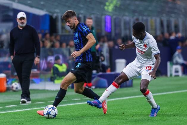 FC Internazionale vs SK Slavia Praha UEFA Champions League 2025 26 League Phase Matchday2 30 09 2025 Petar Sucic of FC Internazionale competes for the ball with Murphy Dorley of SK Slavia Praha during UEFA Champions League 2025 26 League Phase Matchday2 football match between FC Internazionale and SK Slavia Praha at San Siro Stadium Copyright: xBEAUTIFULxSPORTS Carabellix