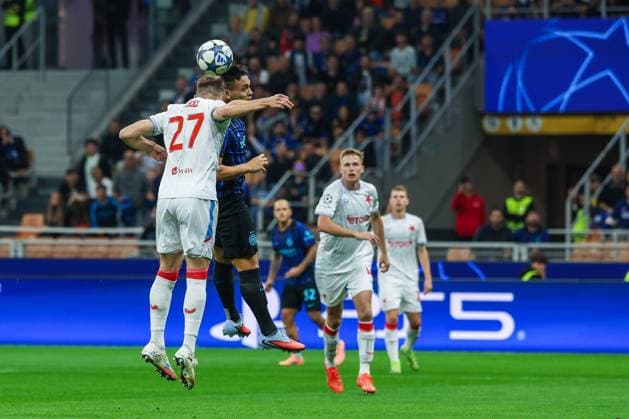 FC Internazionale vs SK Slavia Praha UEFA Champions League 2025 26 League Phase Matchday2 30 09 2025 Lautaro Martinez of FC Internazionale competes for the ball with Tomas Vlcek of SK Slavia Praha during UEFA Champions League 2025 26 League Phase Matchday2 football match between FC Internazionale and SK Slavia Praha at San Siro Stadium Copyright: xBEAUTIFULxSPORTS Carabellix