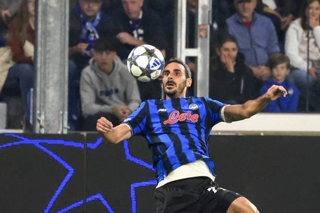 Atalanta v Club Brugge - UEFA Champions League BERGAMO, ITALY, SEPTEMBER 30: Davide Zappacosta, of Atalanta, controls the ball during the League phase UEFA Champions League football match between Atalanta and Club Brugge at the Stadio di Bergamo, Italy, on September 30, 2025. Riccardo De Luca Anadolu Bergamo Italy. Editorial use only. Please get in touch for any other usage.  Copyright: x2025xAnadoluxRiccardoxDexLucax